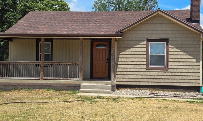 Russell Springs House | Peaceful, 1950's, two bedroom cottage in town with one bath.