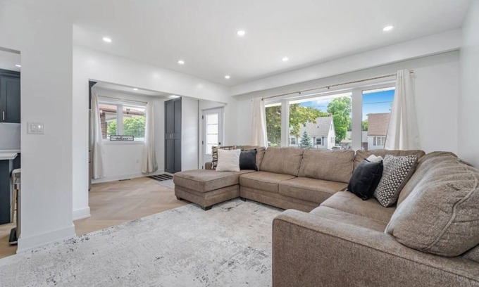 Brampton West House | Peaceful 2-bdrm Escape in a Prime Brampton Location