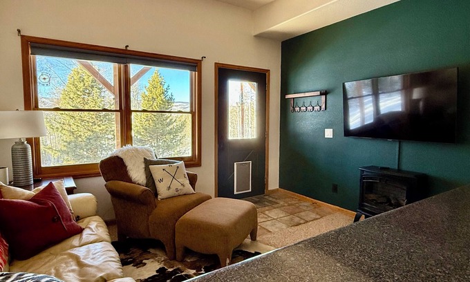 Grand View Highlands Apartment | Peaceful 2-bedroom apartment - dogs welcome