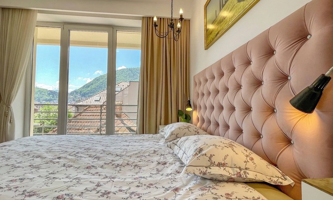 Centrul Vechi Apartment | Peaceful 2-Bedroom Apartment with Stunning View of the Brasov Mountains