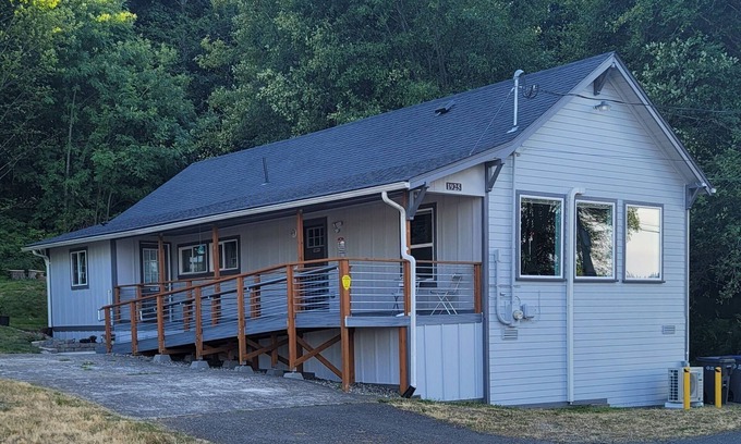 Shelton House | Peaceful 2+ Bedroom House, Salt Water Peekaboo View, WiFi, A/C & near the Park.