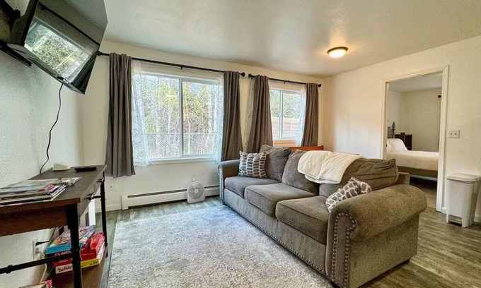 Campbell Park Apartment | Peaceful 2BR, 2BA Central Retreat