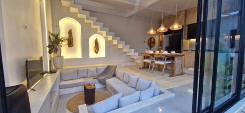 Mendoyo Villa | Peaceful 2BR House with Rice Field View Near Beach & Local Spots