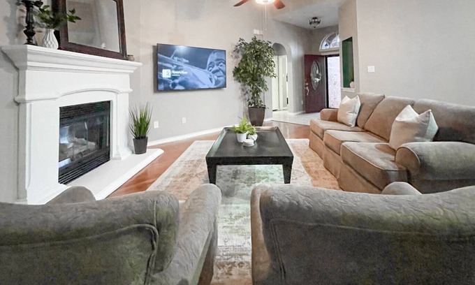 Keller House | Peaceful 3/2 with Backyard Garden