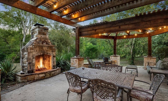 Hutto House | Peaceful 3 Acre Getaway - Creek Access, Fire Pit, Gazebo, Kayaks & Pet-Friendly!