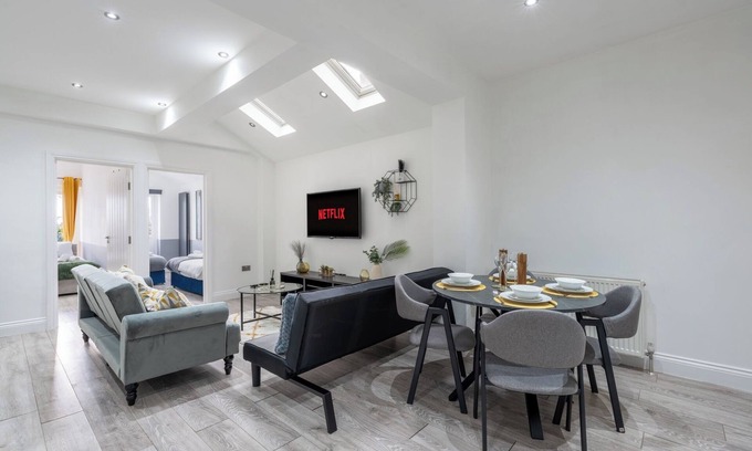 College Park and Old Oak House | Peaceful 3 Bed Acton Retreat Zone 2 Sleeps 9