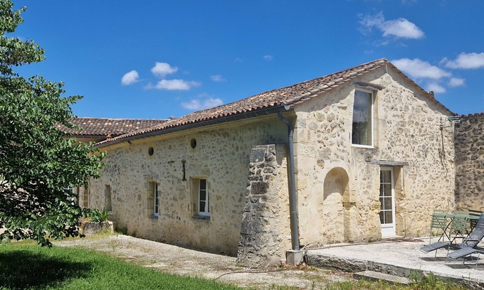 Saint-Andre-de-Cubzac House | Peaceful 3-star gîte in the heart of Château l'Insoumise