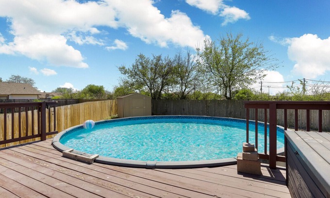 Heritage House | Peaceful 3bd 2 bath home near Sea World & BMT with pool