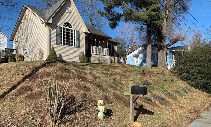 Waynesboro House | Peaceful 3BR, 2BA Mountain and River View - Walk Downtown!