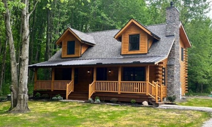 Austinburg Cabin | Peaceful 3BR Cabin Retreat w/Hot Tub-Near Wineries, Geneva-on-the-Lake & Spire