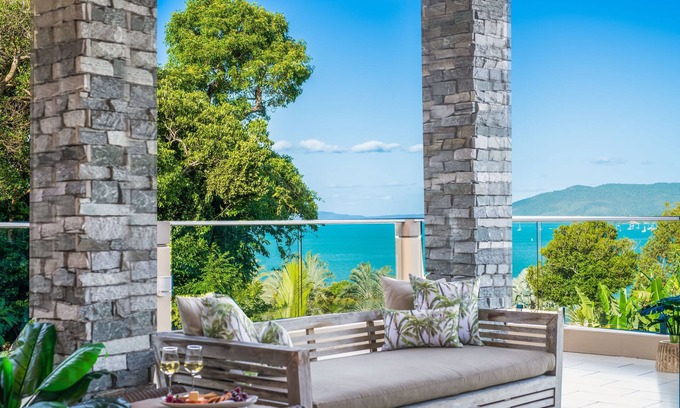 Airlie Beach House | Peaceful 4 Bed 3 Bath property overlooking Pioneer Bay & Airlie Beach beyond