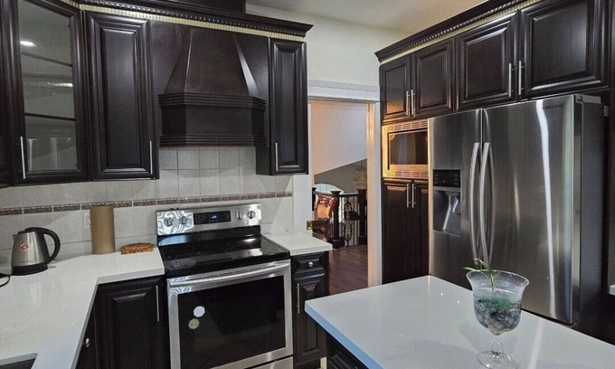 Newton House | Peaceful 5-bedroom House with WiFi in Surrey Central