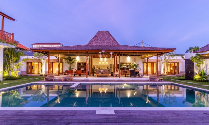 Batubelig Villa | Peaceful 5 BR Pool Villa in the ❤ of Seminyak