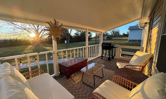 Hoschton House | Peaceful and Charming Getaway 4-bedroom home in Braselton with WiFi, AC