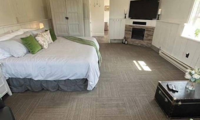 Kingsley House | Peaceful and charming guesthouse with lovely outdoor fireplace and pavillion.