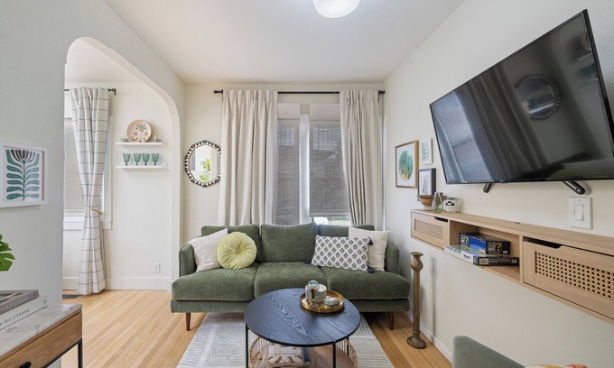 Allendale Apartment | Peaceful and Chic Casita in The Laurel, Oakland
