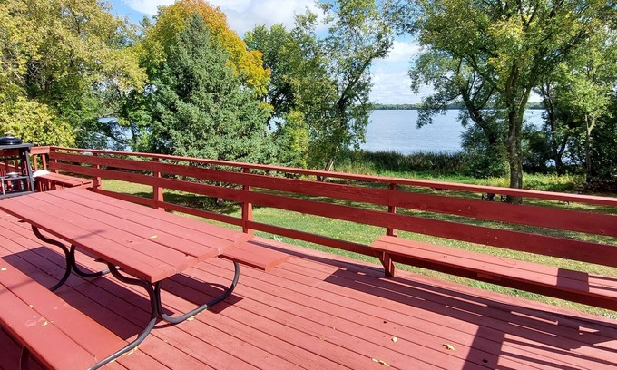 Dassel Cabin | Peaceful and comfortable lake cabin on Wolf lake