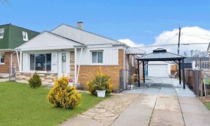 Ashburn House | Peaceful and Lovely 3-bedroom house near MDW. Furry friends welcomed
