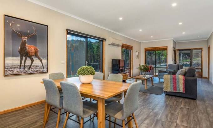 Pelverata House | Peaceful and secluded retreat only 25 minutes from Hobart.
