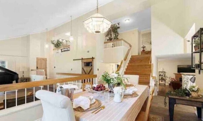 Newhall House | Peaceful and serene villa 25 min north of LA with mountain viewsn