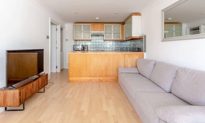 West Hill Apartment | Peaceful and Serene 2BD Flat in Southfields