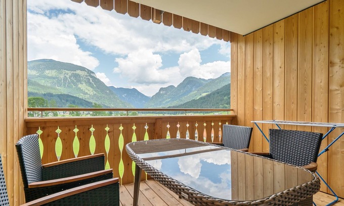 Gosau Apartment | Peaceful Apartment in Gosau with shared Sauna