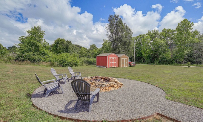 Bluff City House | Peaceful Bluff City Retreat w/Fire Pit & Grill