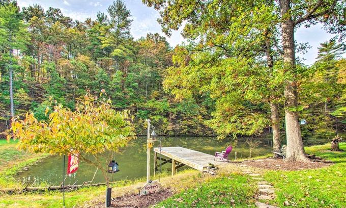 Broadway Cottage | Peaceful Broadway Cottage on the Pond!