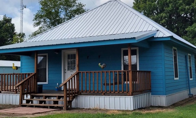 Lake Village Cabin | Peaceful cabin in orchard with Lake Chicot views!