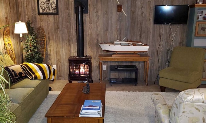 Thompsonville House | Peaceful Cabin in Thompsonville - Minutes from Crystal Mountain. Sleeps 6