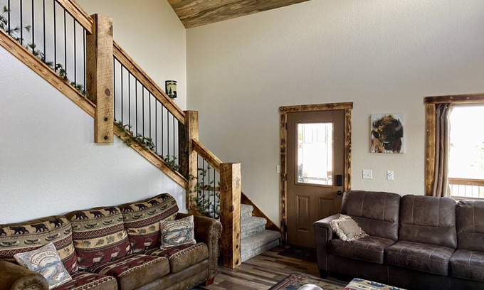 Custer Cabin | Peaceful Cabin with Beautiful Mountain Views