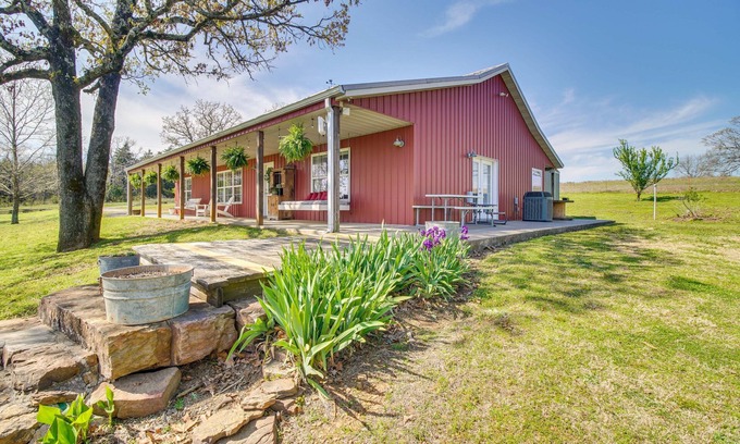 Bates House | Peaceful Cameron Getaway ~ 5 Mi to Poteau!