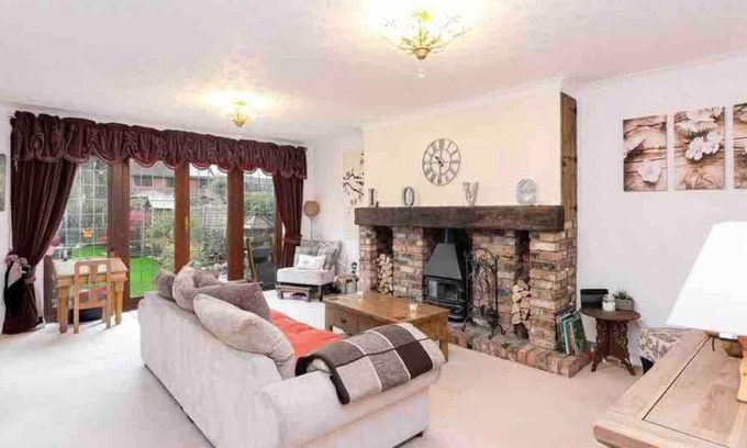 Hoddesdon House | Peaceful,Captivating Home with Idylic Surroundings