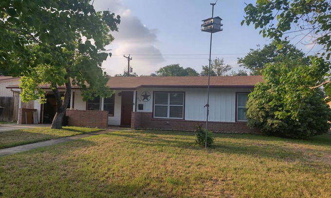 North San Antonio - SAT House | Peaceful & central located home with fully equipped kitchen & backyard BBQ oasis