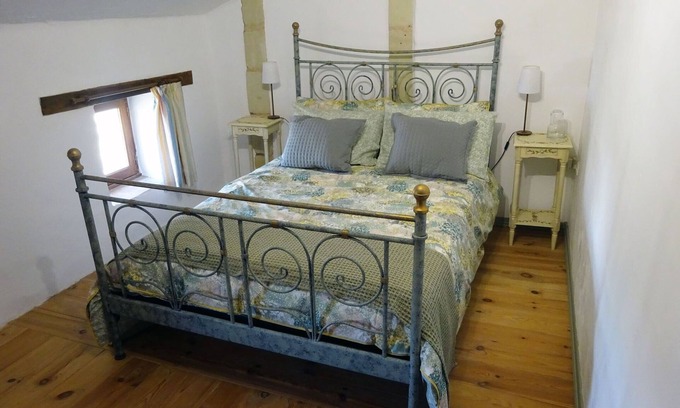 Cersay House | Peaceful & charming 3-bedroom house in Val en Vignes