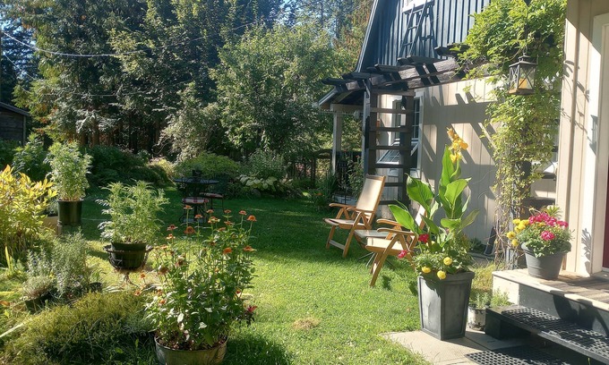 Fauquier Cottage | PEACEFUL Country Cottage W. Kootenay Lavender Farm, Hotsprings-Golf-Beach-Repeat