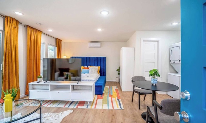 Southeast Houston House | Peaceful, colorful studio with everything you need