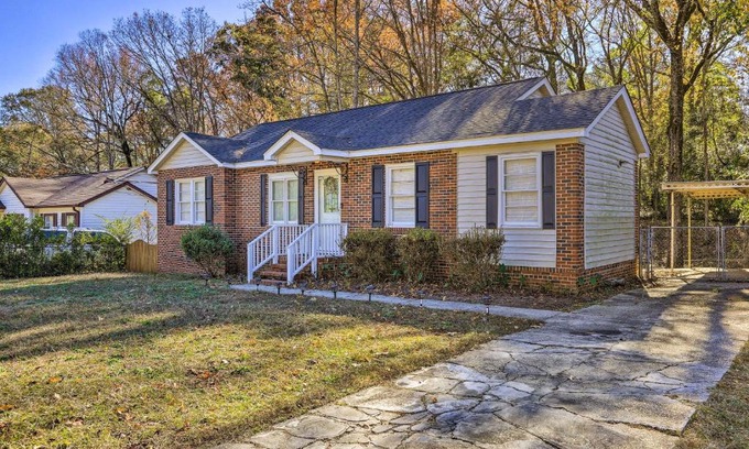 Columbus House | Peaceful Columbus Retreat with Deck and Yard!