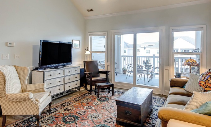 Charleston Condo | Peaceful condo with pool, W/D, balcony, TV, deck, & kitchen - close to beach