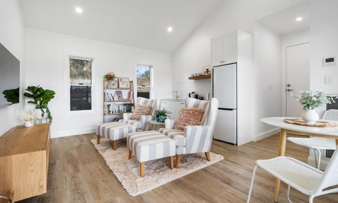 Orange Apartment | Peaceful & Cosy Studio - Immaculate Presentation