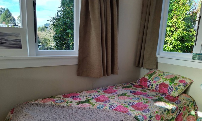 Taumarunui House | Peaceful cottage and garden, not far from National Park.