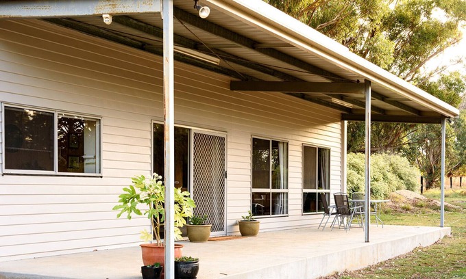 Willowmavin Cottage | Peaceful cottage retreat an hour from Melbourne