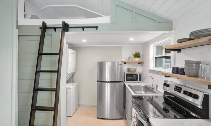 St. Petersburg - Clearwater Cottage | Peaceful cottage with AC in St. Petersburg - Close to Everything!