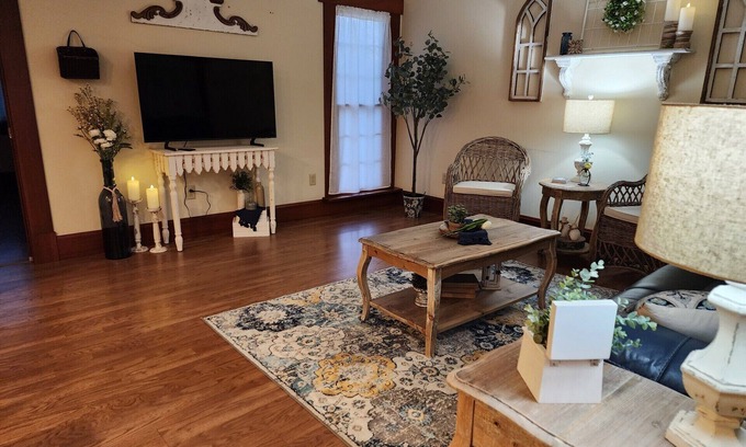 Gambier Apartment | Peaceful Country Garden Suite in the rolling hills of Gambier