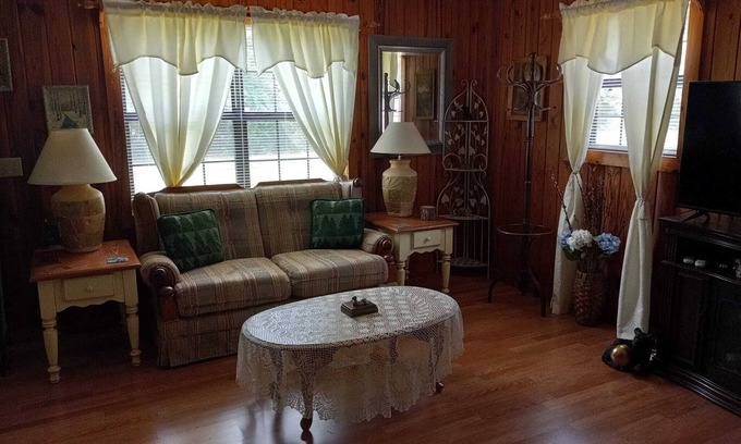 Pinetta Cabin | Peaceful Country Getaway Pet Friendly and Cozy!