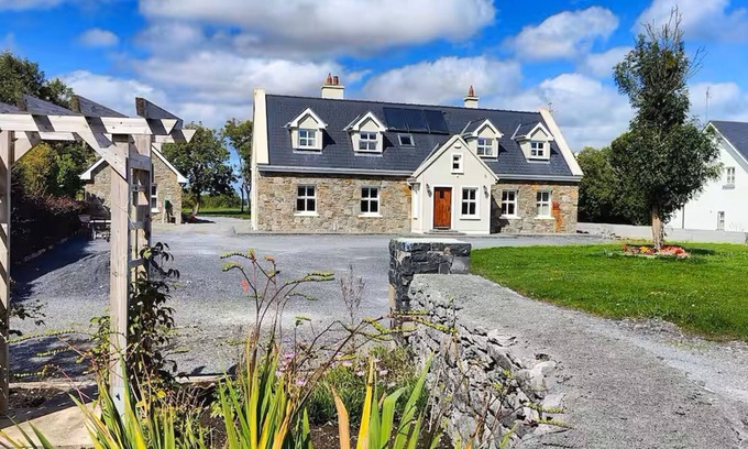 Carrowmoreknock House | Peaceful country home, spacious and warm, family friendly