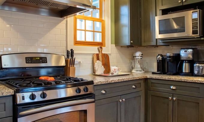 Three Oaks House | Peaceful country home with great kitchen & location
