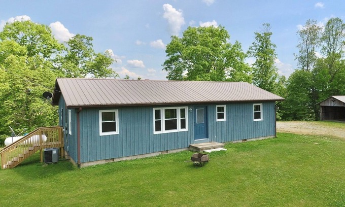 Beattyville House | Peaceful Country Living Convenient to Gorge. HotTub/FirePit/GasGrill/Fireplace.