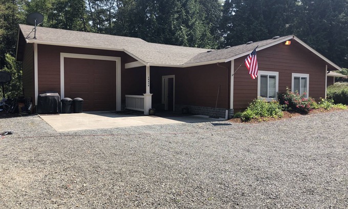 Stanwood House | Peaceful Country Living, Spacious, Walking paths, Romantic and Family friendly