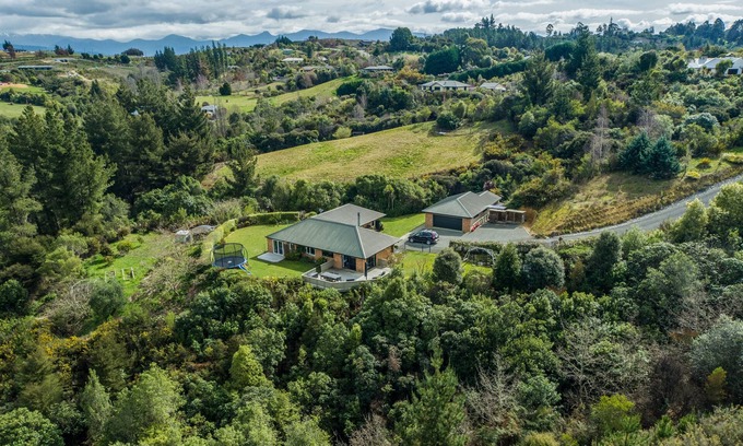 Upper Moutere House | Peaceful Country Home with Amazing Views - Near Mapua
